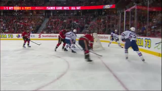 David Perron banks shot off Reto Berra