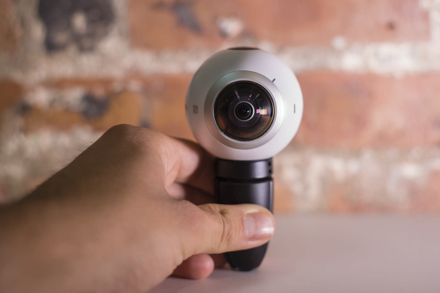 Reuters to produce VR news content with Samsung Gear 360 cameras