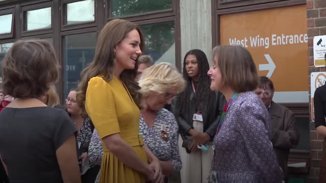 La princesse Kate rend visite aux mères et aux bébés à la maternité de Guildford