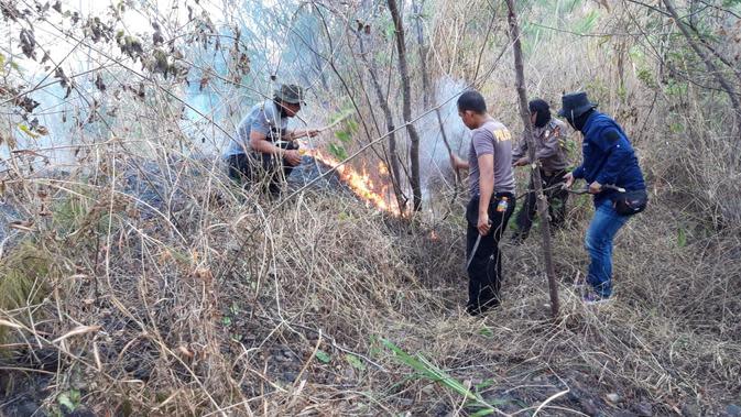 Mitos Isyarat Turun Hujan dari Kebakaran Gunung Guntur