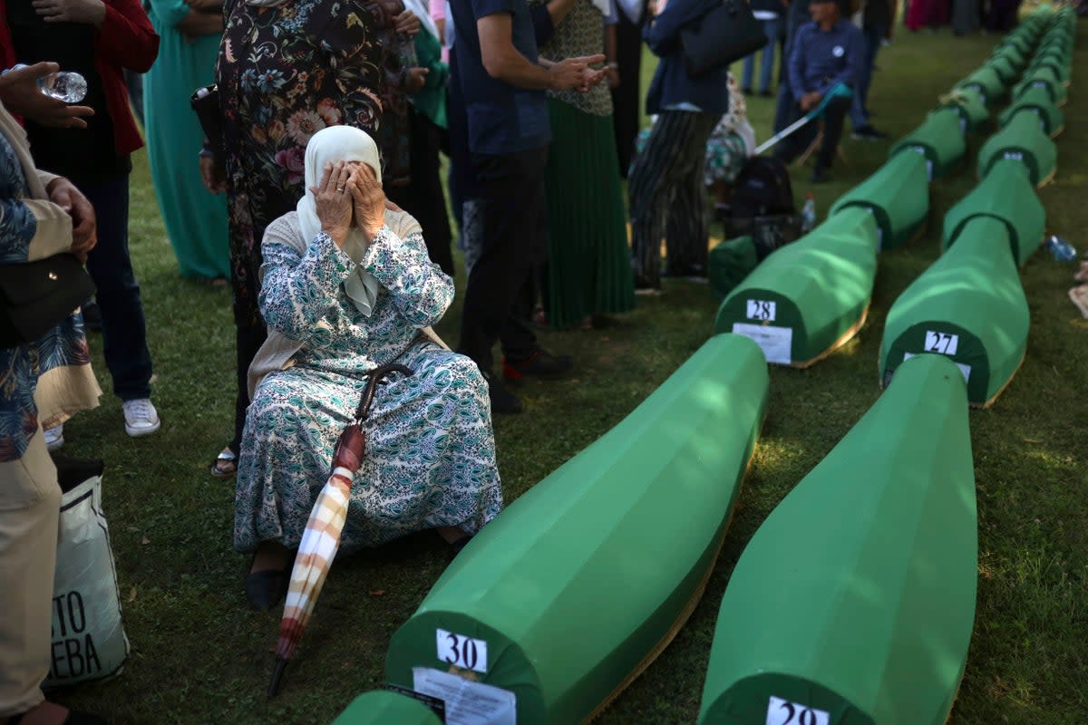 Des milliers de personnes se rassemblent pour marquer le massacre de Srebrenica et enterrer les victimes