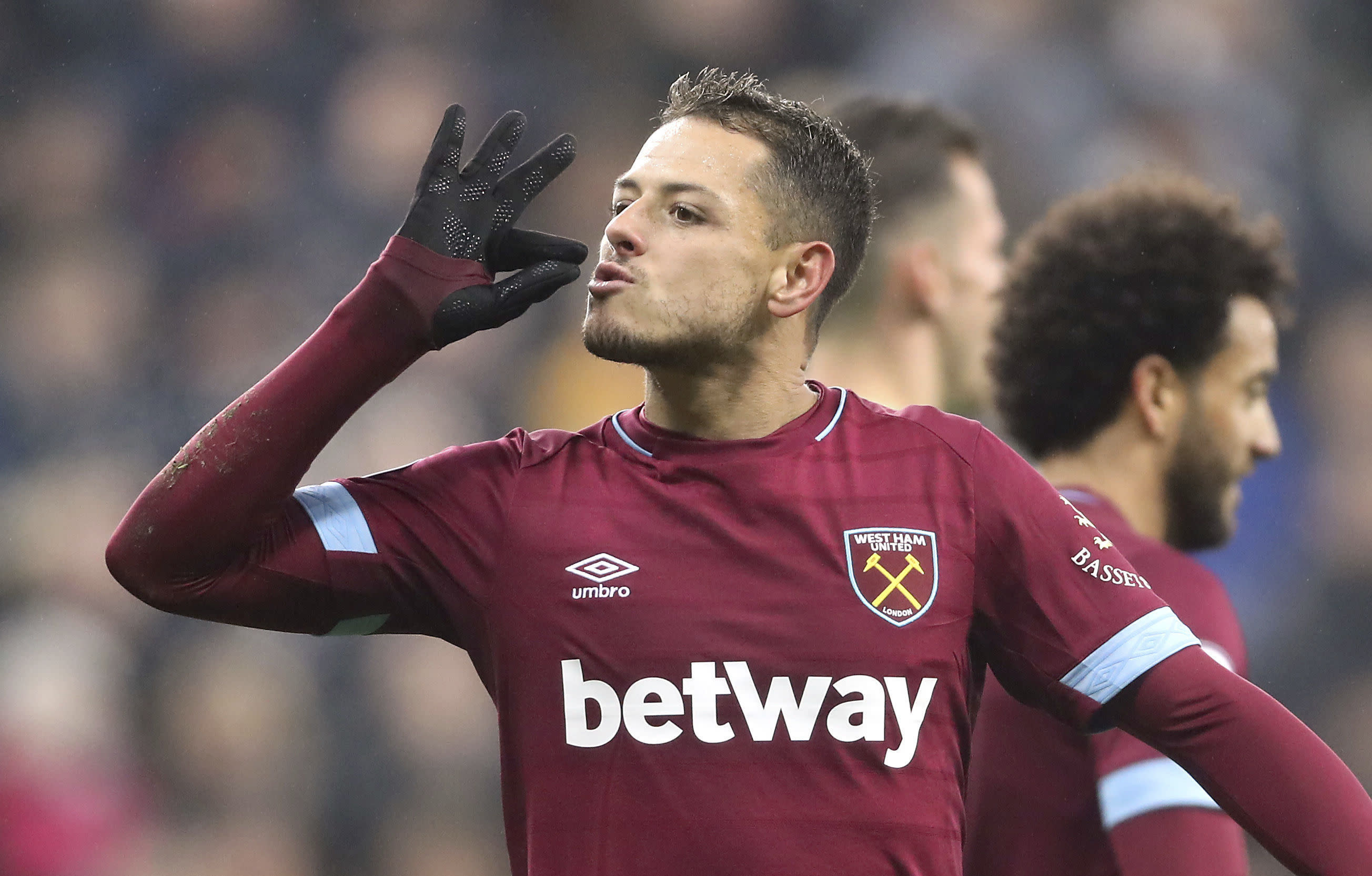Hernandez Double Helps West Ham To 3 0 Win At Newcastle 
