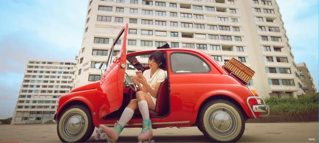 Nolwenn Leroy com botas de snowboard nos anos 80 no vídeo “Brazil, Finistère”