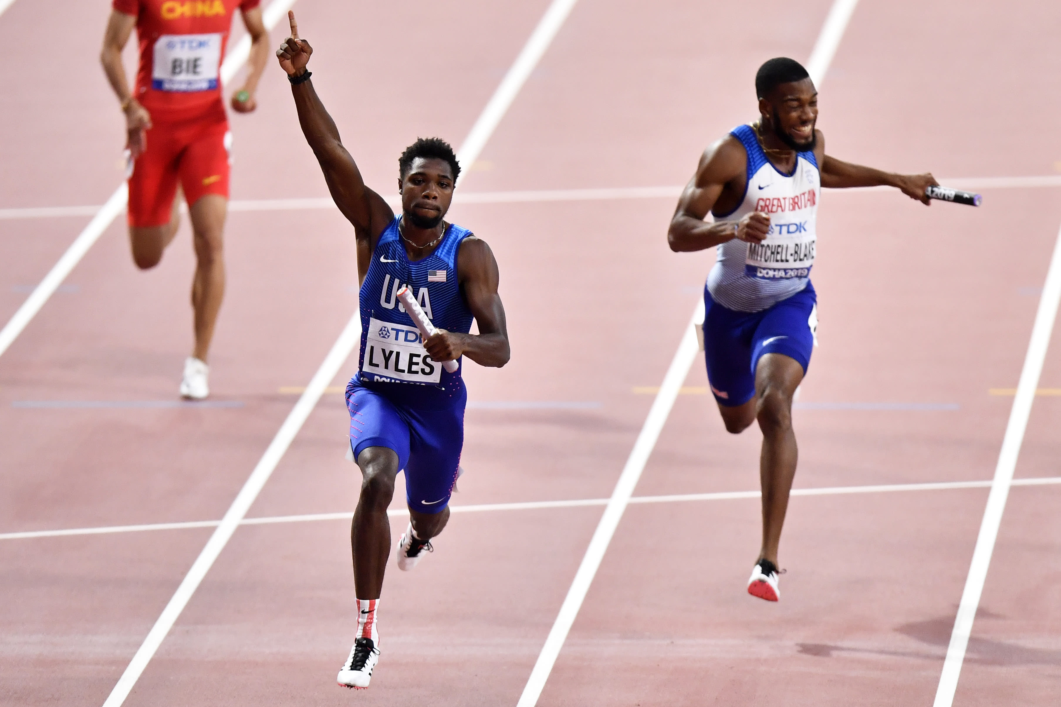 Hanging on US sets past aside, wins men's 4x100 gold medal