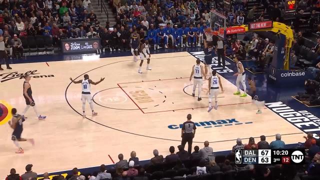Aaron Gordon with a dunk vs the Dallas Mavericks