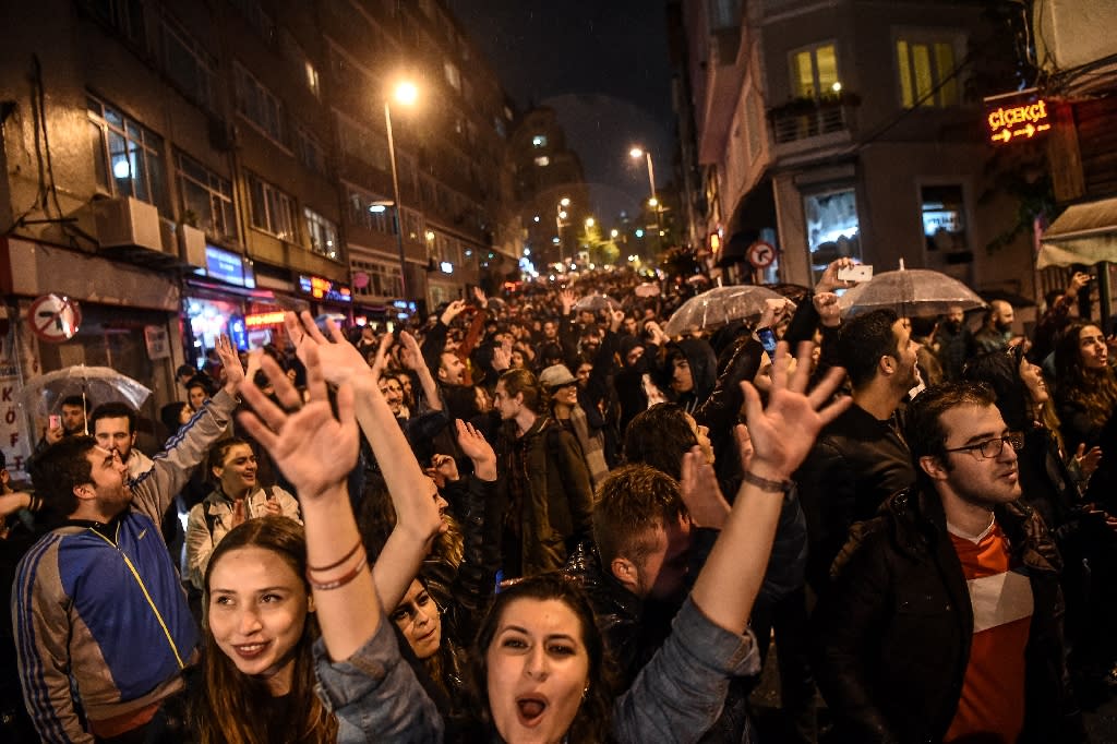 Thousands of &#39;No&#39; supporters protest Turkey vote in Istanbul