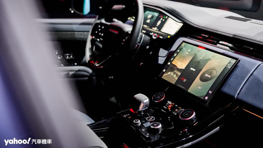 13.7吋與13.1吋雙螢幕組合搭配Pivi Pro多媒體系統及強調操作直覺性的控制介面給予駕駛最為順手的空間配置。 - 9