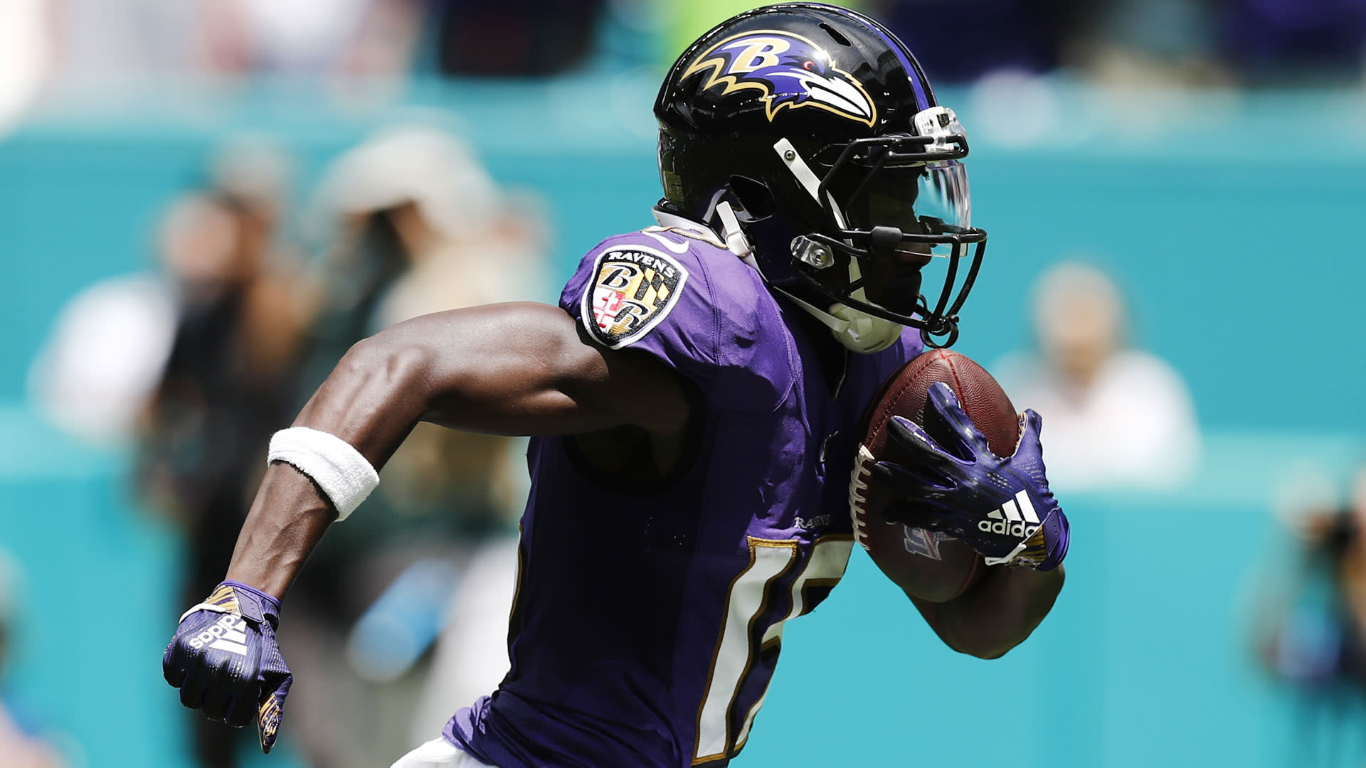 Minnesota Vikings Roy Winston victorious during game vs Los Angeles News  Photo - Getty Images