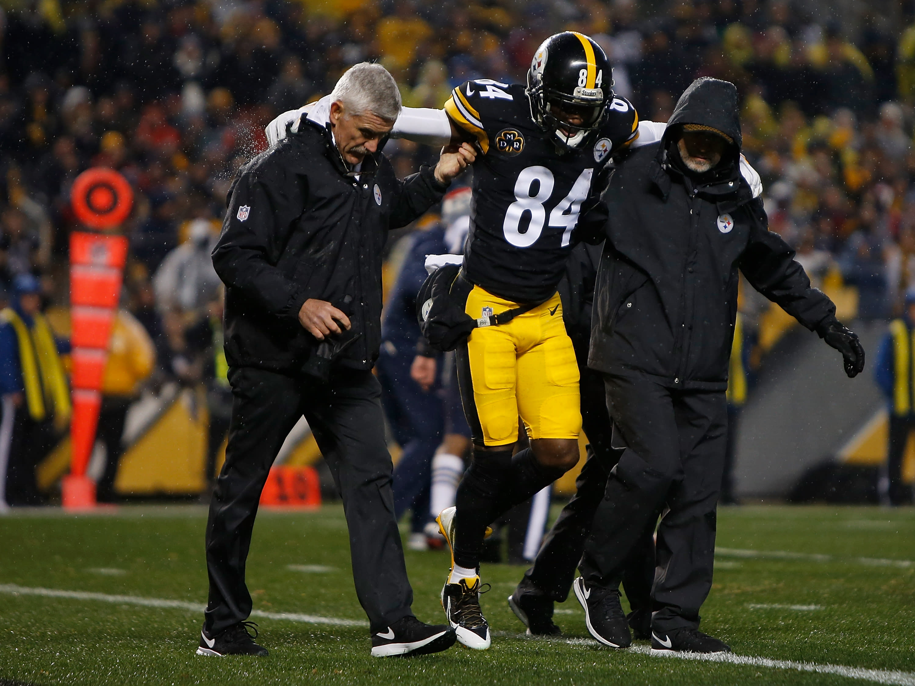 Report: Steelers' Antonio Brown tears calf muscle vs. Patriots