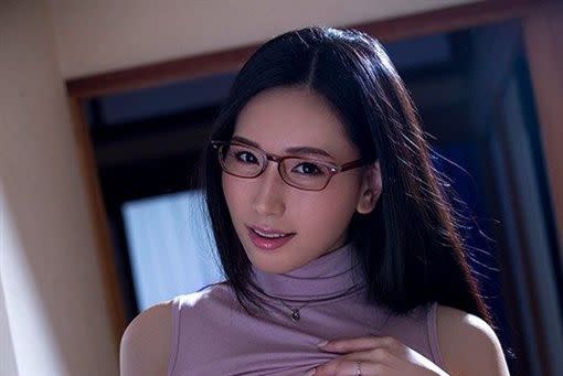 Av女優戴眼鏡柔弱 竟是男優的惡夢