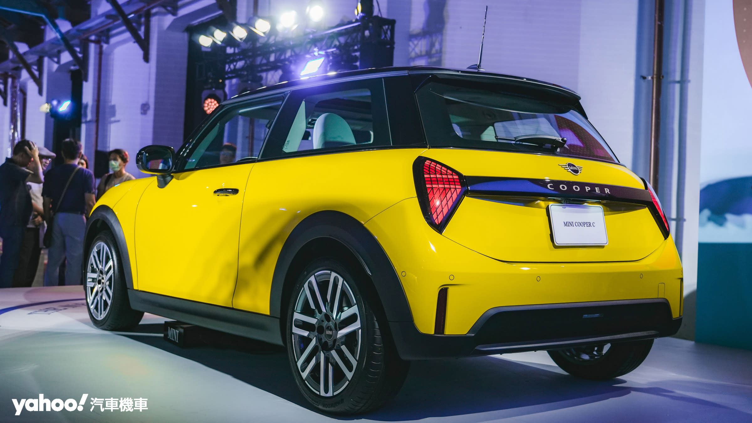 【新車圖輯】2024 Mini Cooper全新世代車款正式發表！首波推出三門掀背153萬元起、更厲害的還在第四季後！