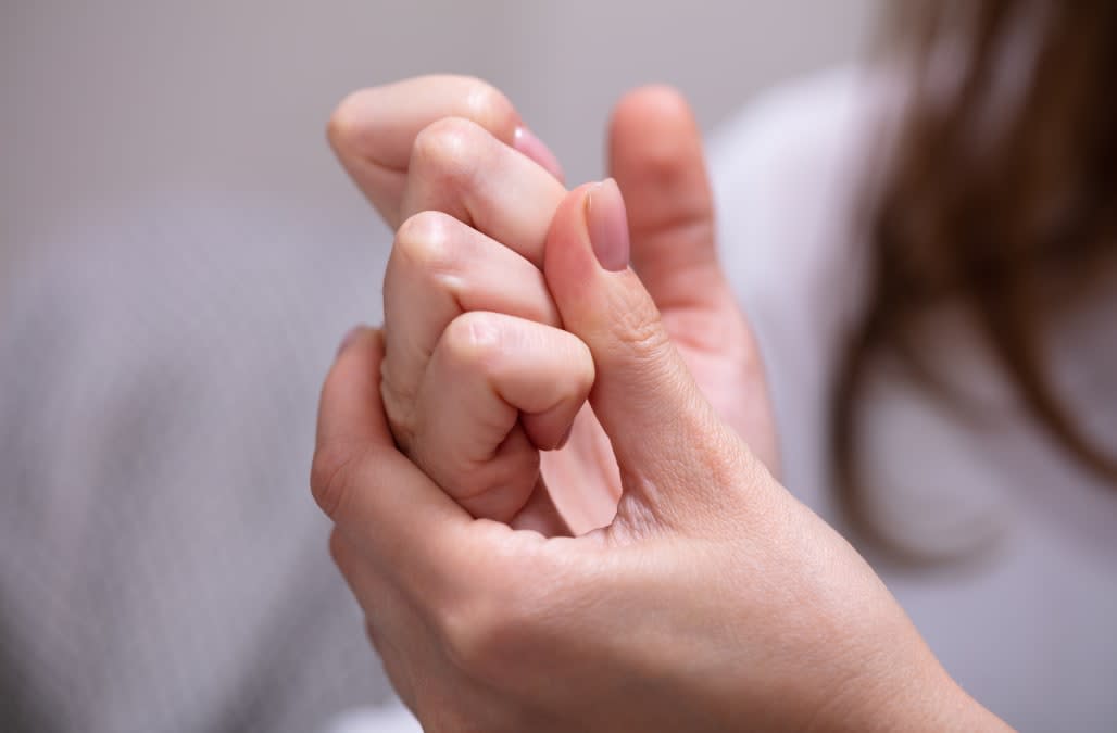 A Crowd Of People Cracked Their Knuckles At The Same Time And The Result Is Terrifying