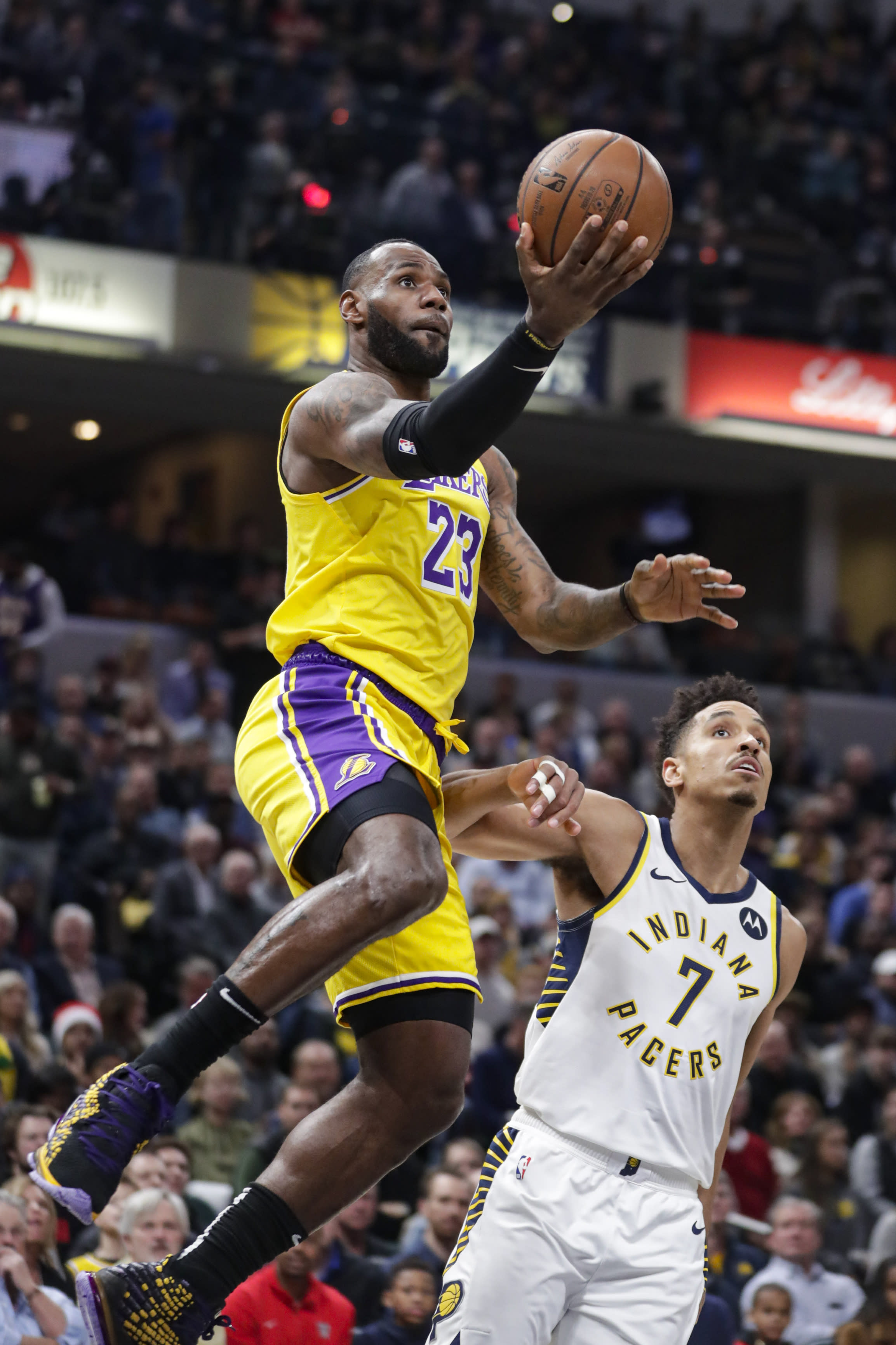 Pacers end Lakers' road winning streak at 14 games, 105102