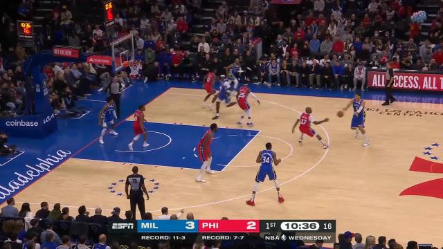 Giannis Antetokounmpo with a dunk vs the Philadelphia 76ers