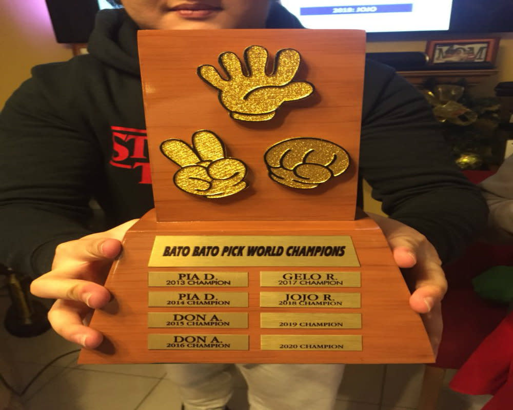 Guy has rock, paper, scissors tournament with family on New Eve