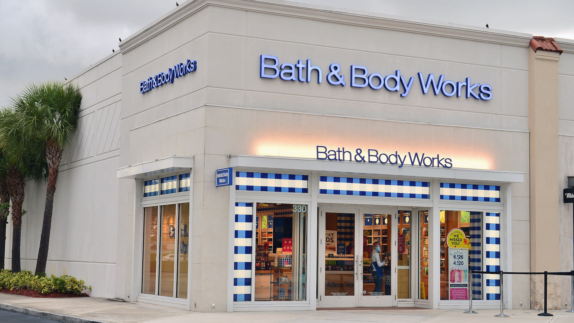Combat disruptions between customers and employees at Arizona Bath & Body Works