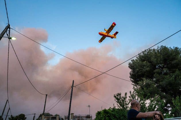 Canadair cai durante o combate, e dois ficam feridos