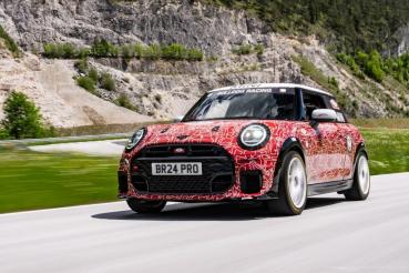 新世代MINI John Cooper Works將在紐柏林24小時耐力賽上首次亮相，道路版將同時推出內燃與純電版本