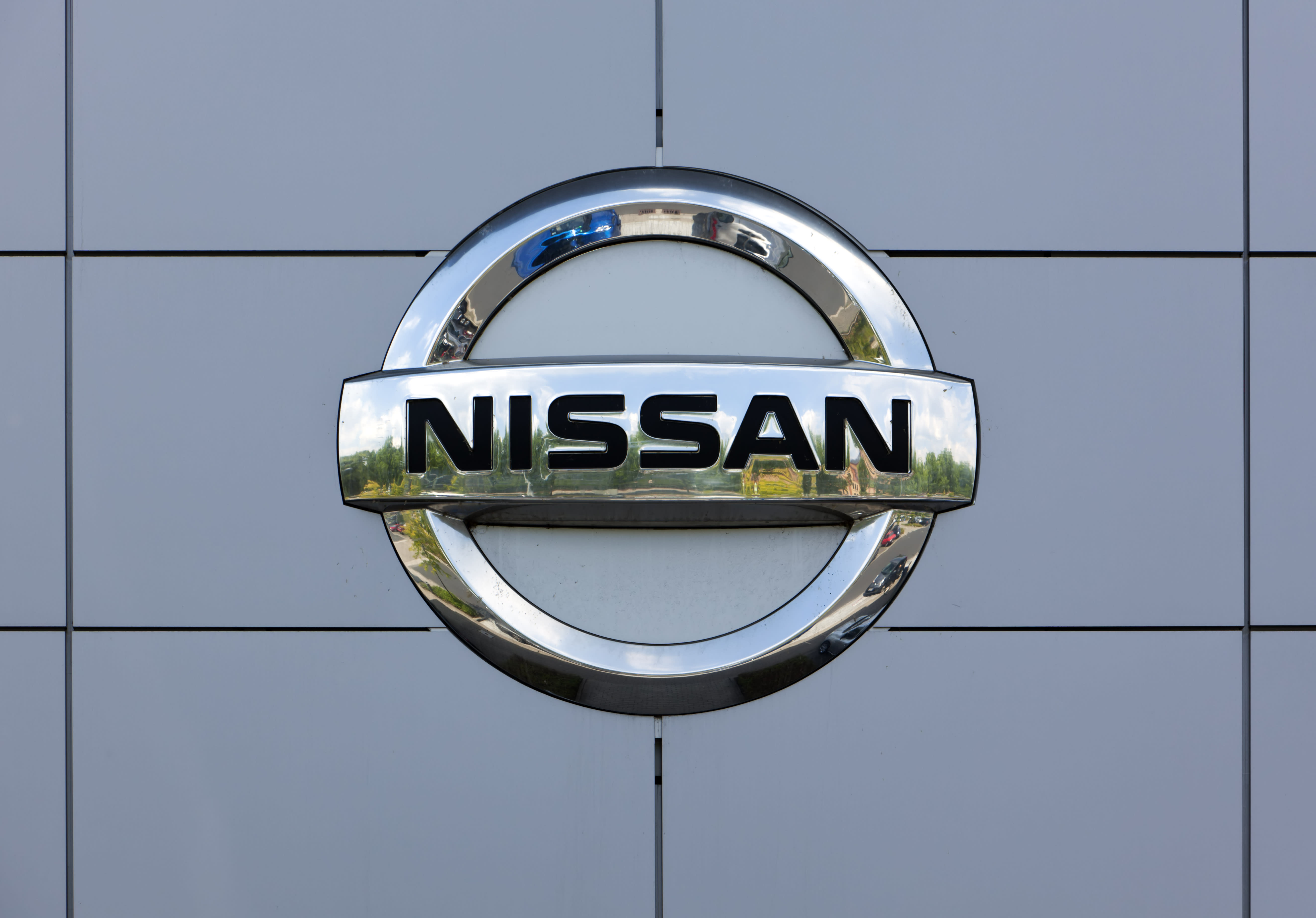 photo of Nissan's improved hybrid car system reduces CO2 emissions image