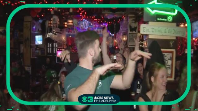 Phillies fans celebrate in Center City - CBS Philadelphia