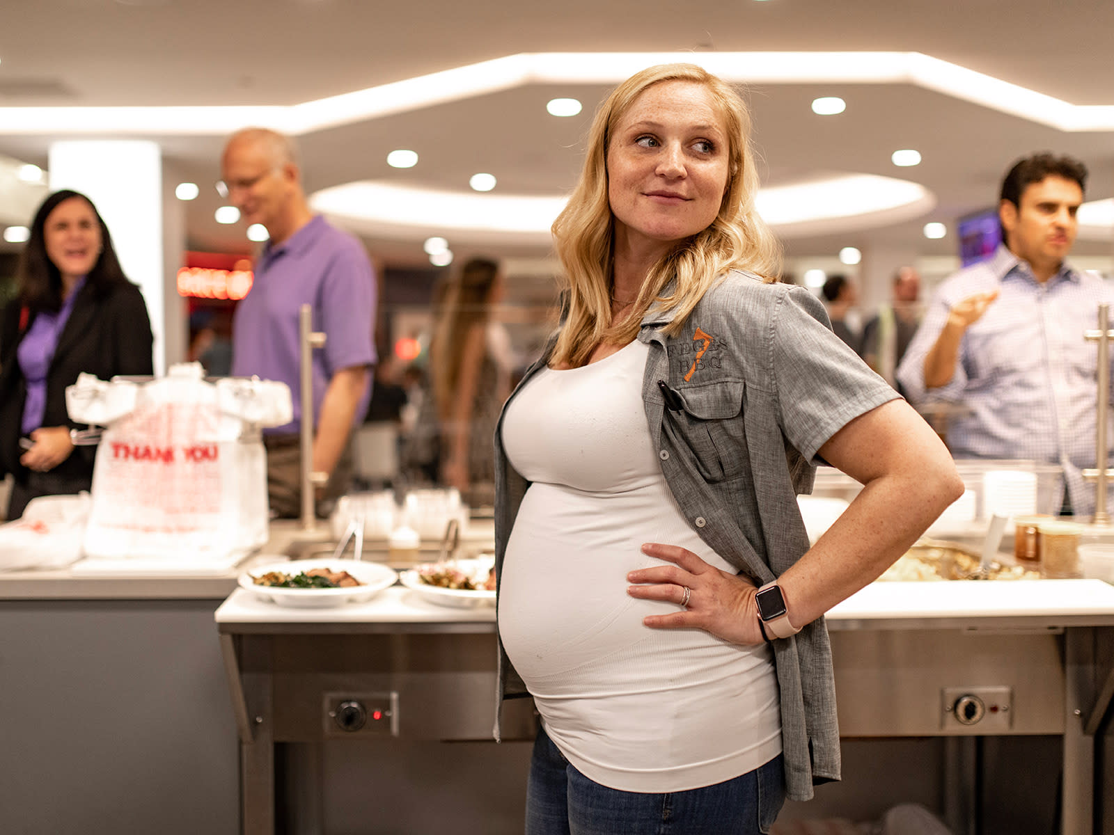 Parent posting. Беременные в ресторане. Беременные в кафе. Фото беременной в кафе.