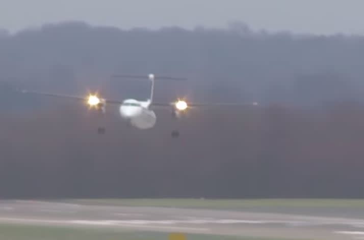 Video von Flugzeuglandung während Orkan "Friederike" wird ...