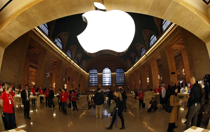 The Apple Inc. logo hangs inside the newest Apple Store in New York City's Grand Central Station December 7, 2011, during a press preview of the store, which opens to the public on Friday. REUTERS/Mike Segar (UNITED STATES - Tags: BUSINESS TRAVEL SCIENCE TECHNOLOGY)