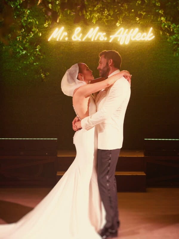 You are currently viewing Jennifer Lopez Affleck compartió la canción de su boda, nuevas fotos y más detalles románticos de su segunda boda con Ben