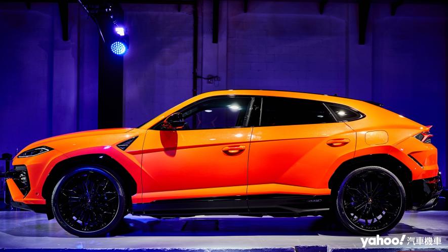 保留中期改款前多數的線條特徵，Lamborghini Urus SE如今也具備全新23吋輕量化輪圈樣式並使車輛能全數發揮其潛在性能。 - 3