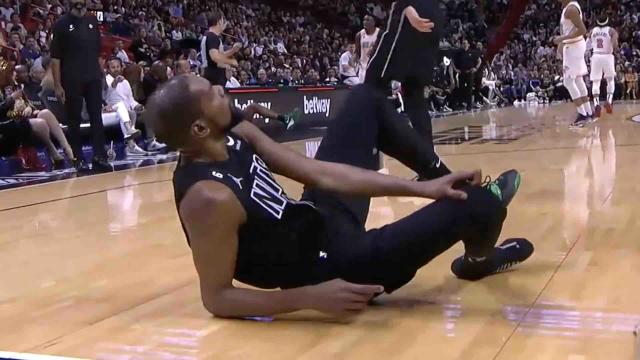 Kevin Durant injures knee vs. Heat