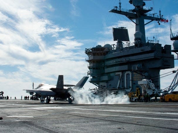 US Navy pulls sunken F-35 stealth fighter up 12,400 feet from the bottom of the ..
