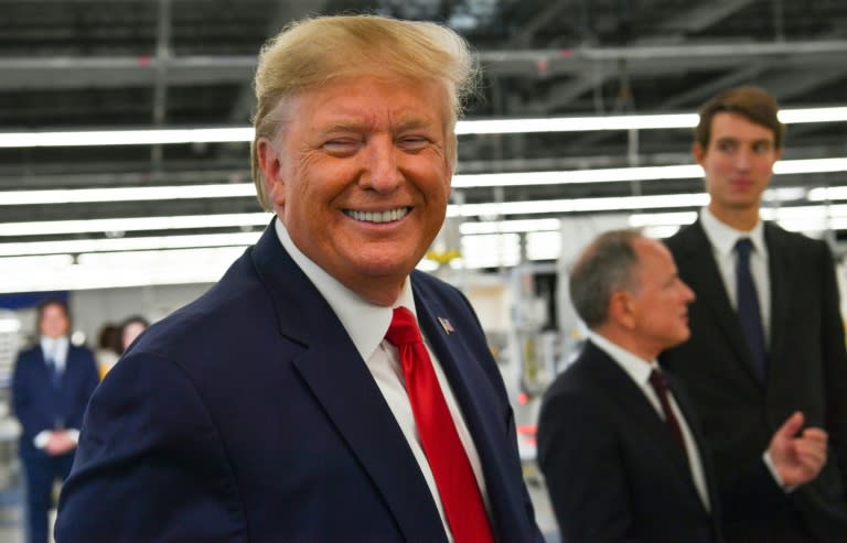 Donald Trump tout sourire dans le nouvel atelier Louis Vuitton aux Etats-Unis