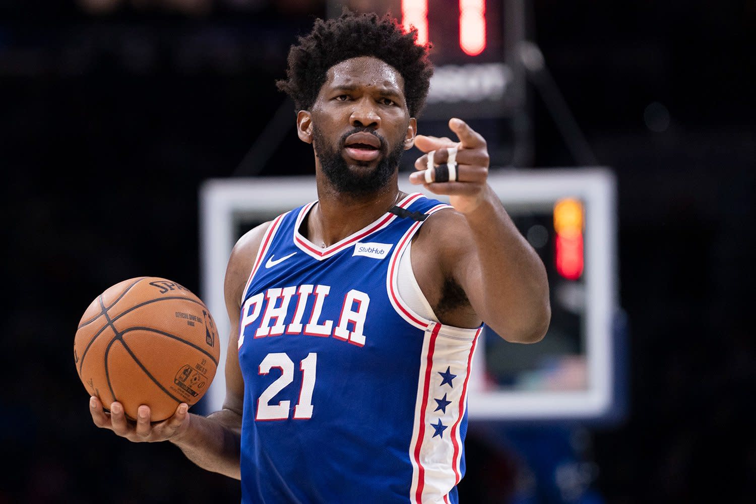 76ers #39 Joel Embiid Dislocates His Finger in Gruesome Injury During Game