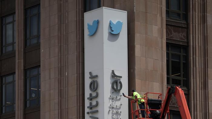 A worker dismantles at Twitter's sign at Twitter's corporate headquarters building as Elon Musk renamed Twitter as X and unveiled a new logo, in downtown San Francisco, California, U.S., July 24, 2023. REUTERS/Carlos Barria