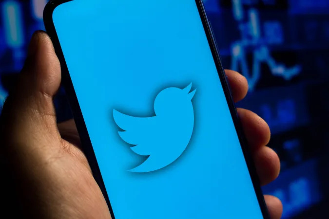 BRAZIL - 2021/08/27: In this photo illustration the Twitter logo seen displayed on a smartphone. (Photo Illustration by Rafael Henrique/SOPA Images/LightRocket via Getty Images)