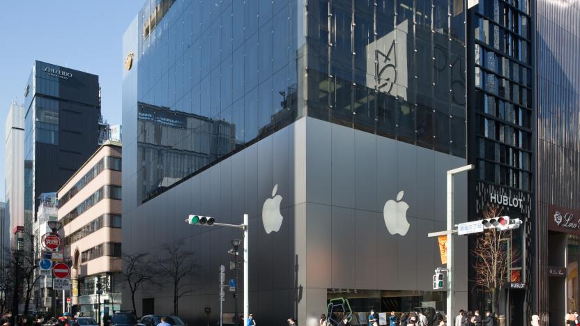 TOKYO, JAPAN - 2021/02/02: American multinational technology company Apple logo and store seen in Ginza. (Photo by Stanislav Kogiku/SOPA Images/LightRocket via Getty Images)