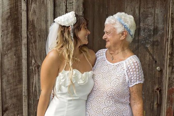 Joyful 92-year-old woman serves as bridesmaid at her granddaughter&#39;s wedding