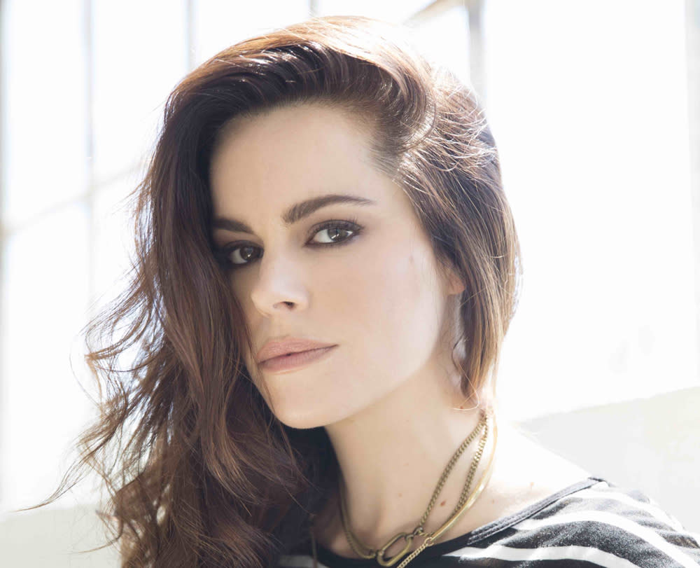 Schitt S Creek Star Emily Hampshire To Host Weekly Live Stream