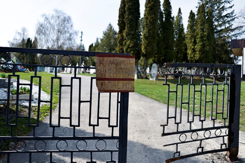 Храбрые украинцы заминировали русское кладбище, чтобы оплакивать погибших