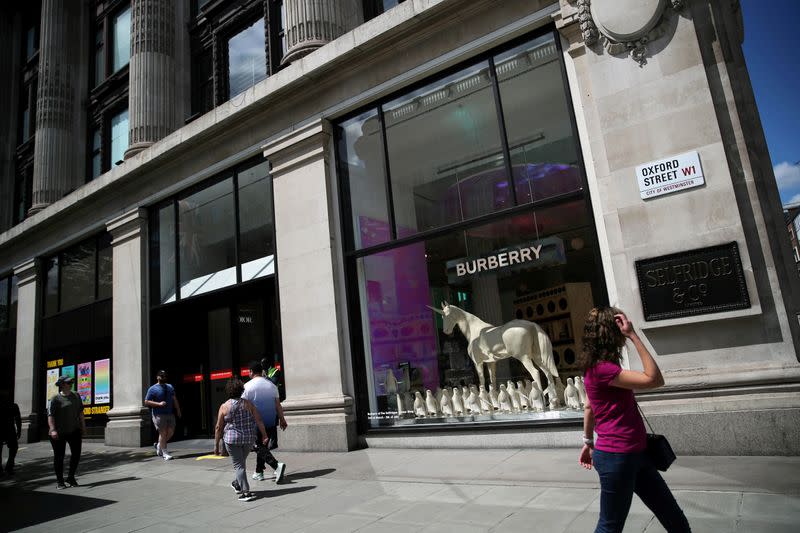 Levere grinende undertrykkeren Factbox-Burberry's new CEO Akeroyd returns to British roots