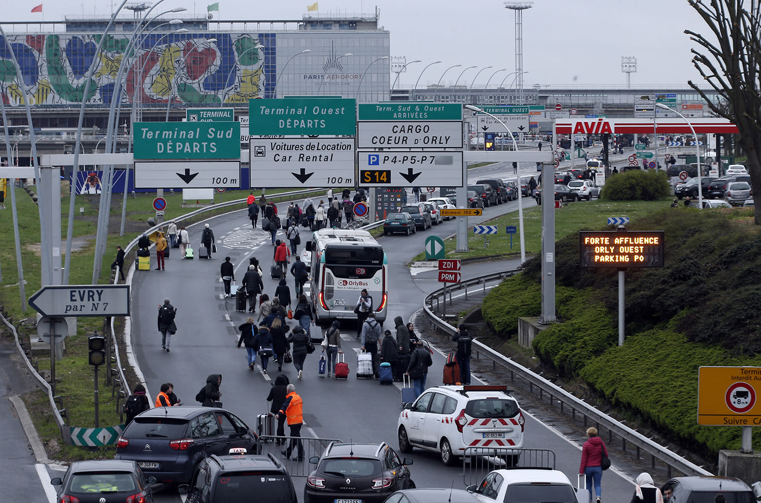 Man killed after trying to grab soldier’s gun at Paris airport