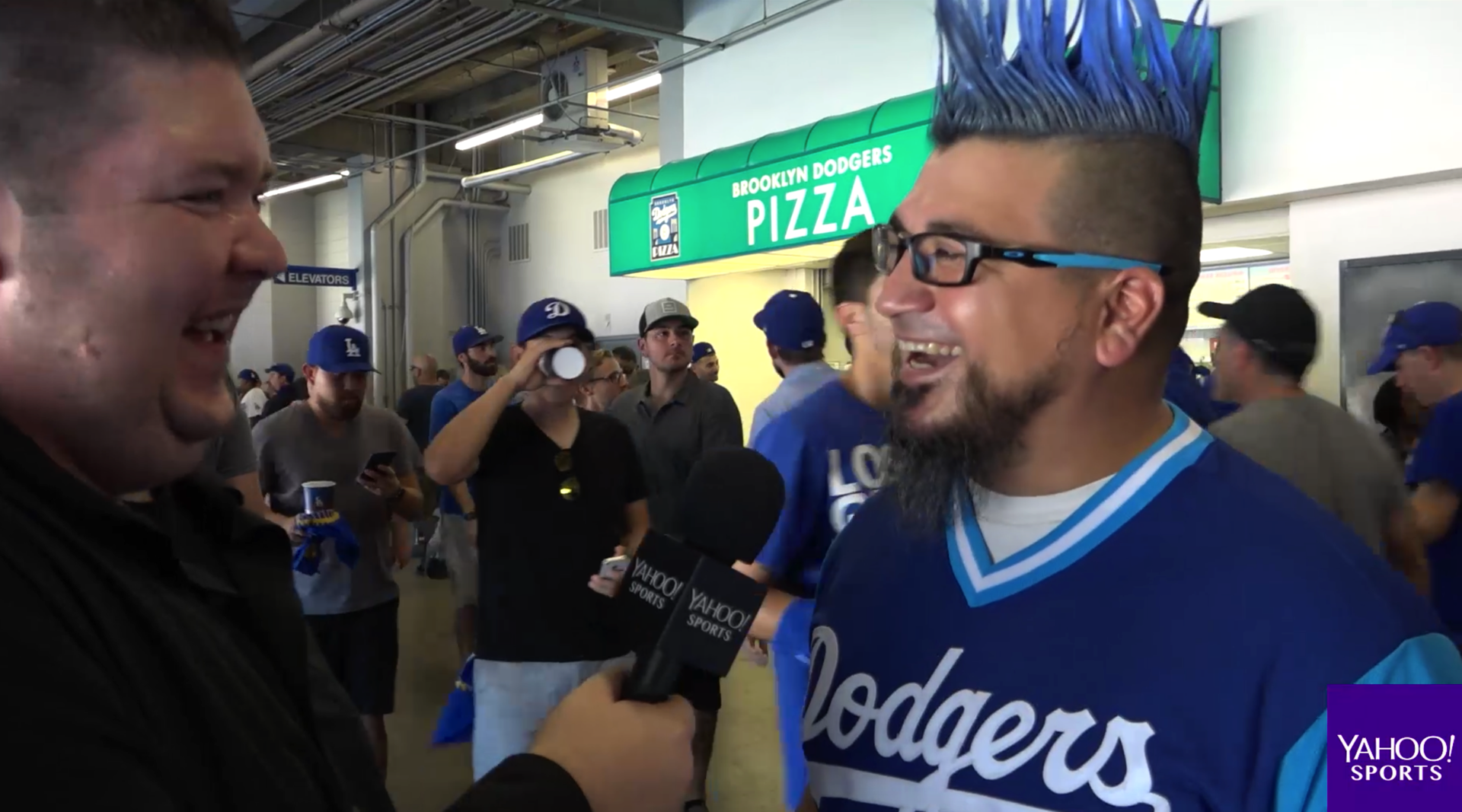 Vin Scully, Fernando Valenzuela throw out 1st pitch before Game 2