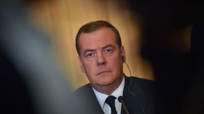 Medvedev threatens world with beginning WWIII and disappearance of significant n..