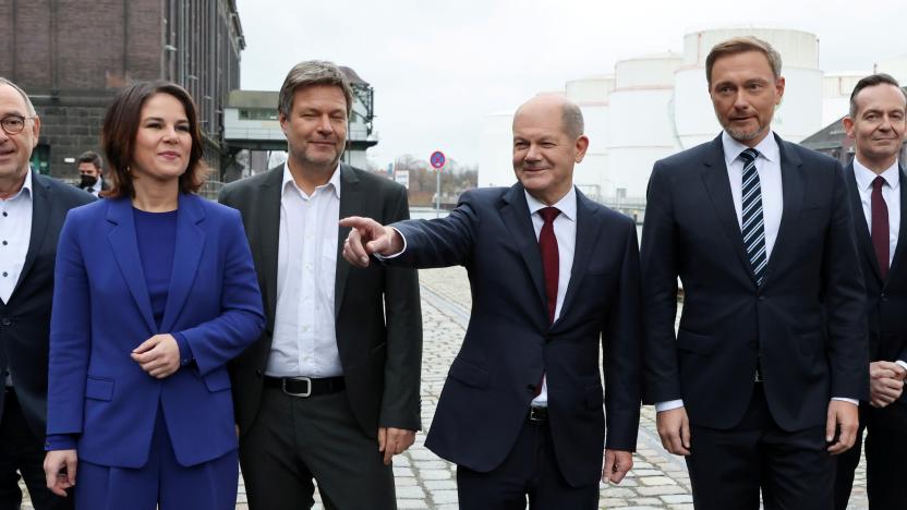 Social Democratic Party (SPD) top candidate for chancellor Olaf Scholz, Greens party co-leaders Robert Habeck and Annalena Baerbock, and Free Democratic Party (FDP) leader Christian Lindner pose for a family photo after a final round of coalition talks to form a new government, in Berlin, Germany, November 24, 2021. REUTERS/Fabrizio Bensch