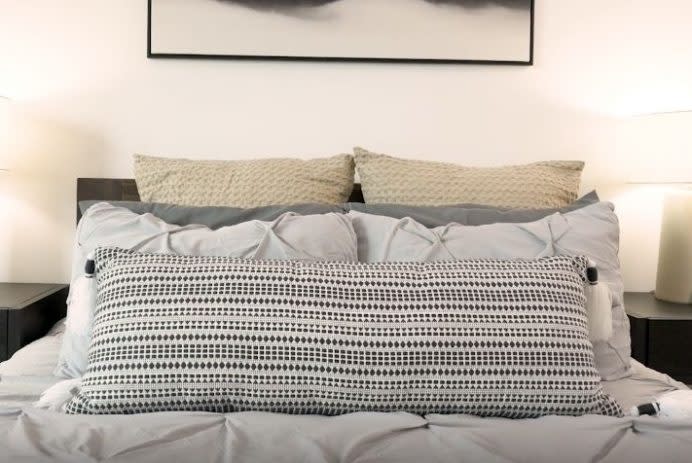 ‘Super bland’ NYC bedroom gets $1,000 modern makeover