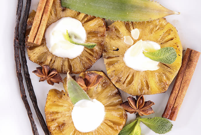 Cyril Lignac Devoile Sa Recette Des Ananas Rotis A La Vanille Coco Un Dessert Facile Tres Gourmand Croquant