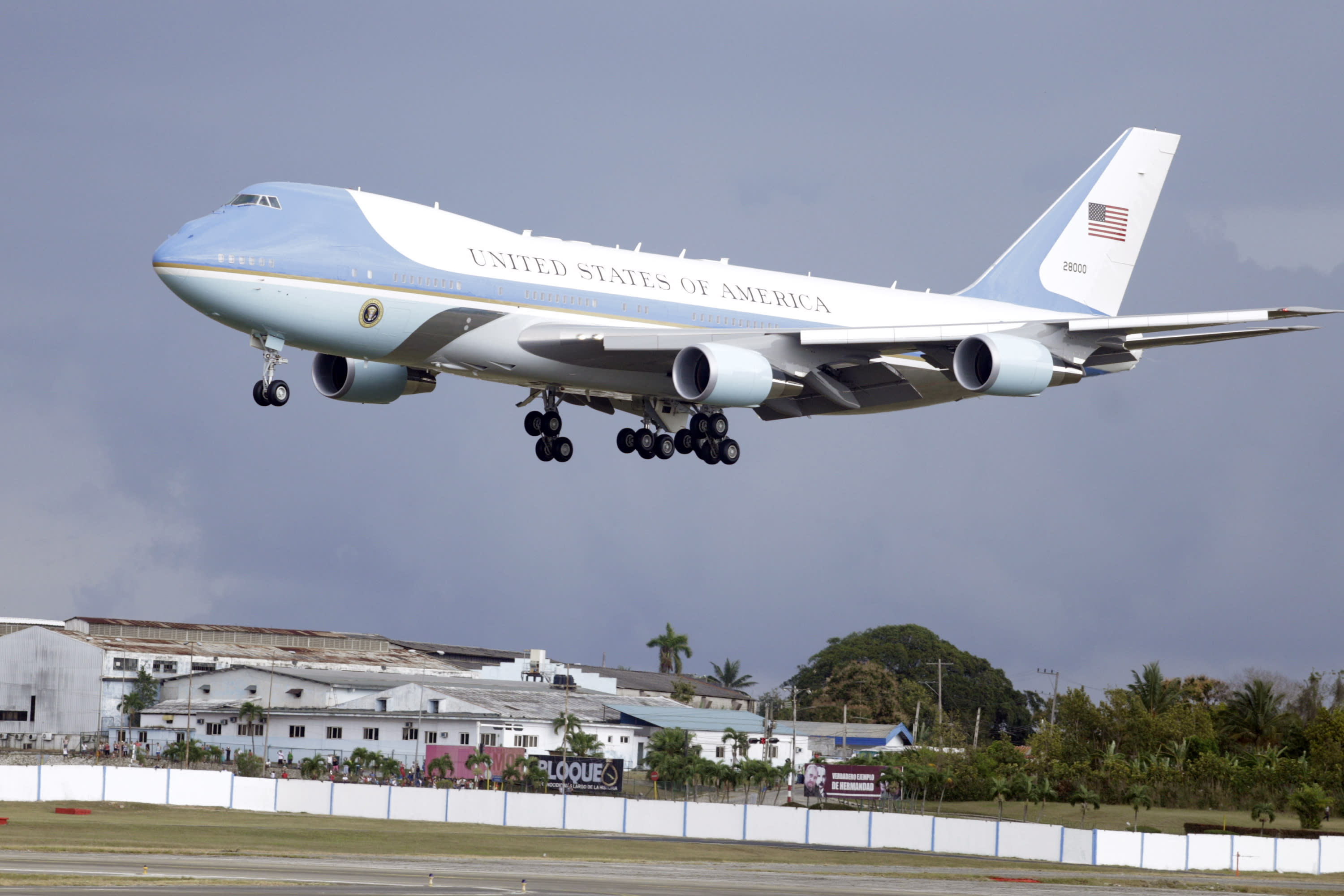 Congress May Thwart Decorator In Chief Trump On Design For Air Force One