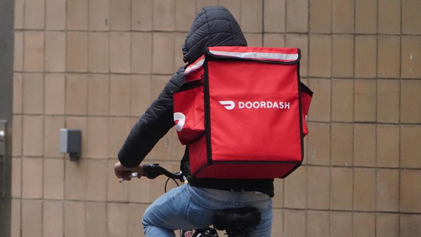 A delivery person for Doordash rides his bike in the rain during the coronavirus disease (COVID-19) pandemic in the Manhattan borough of New York City, New York, U.S., November 13, 2020. REUTERS/Carlo Allegri