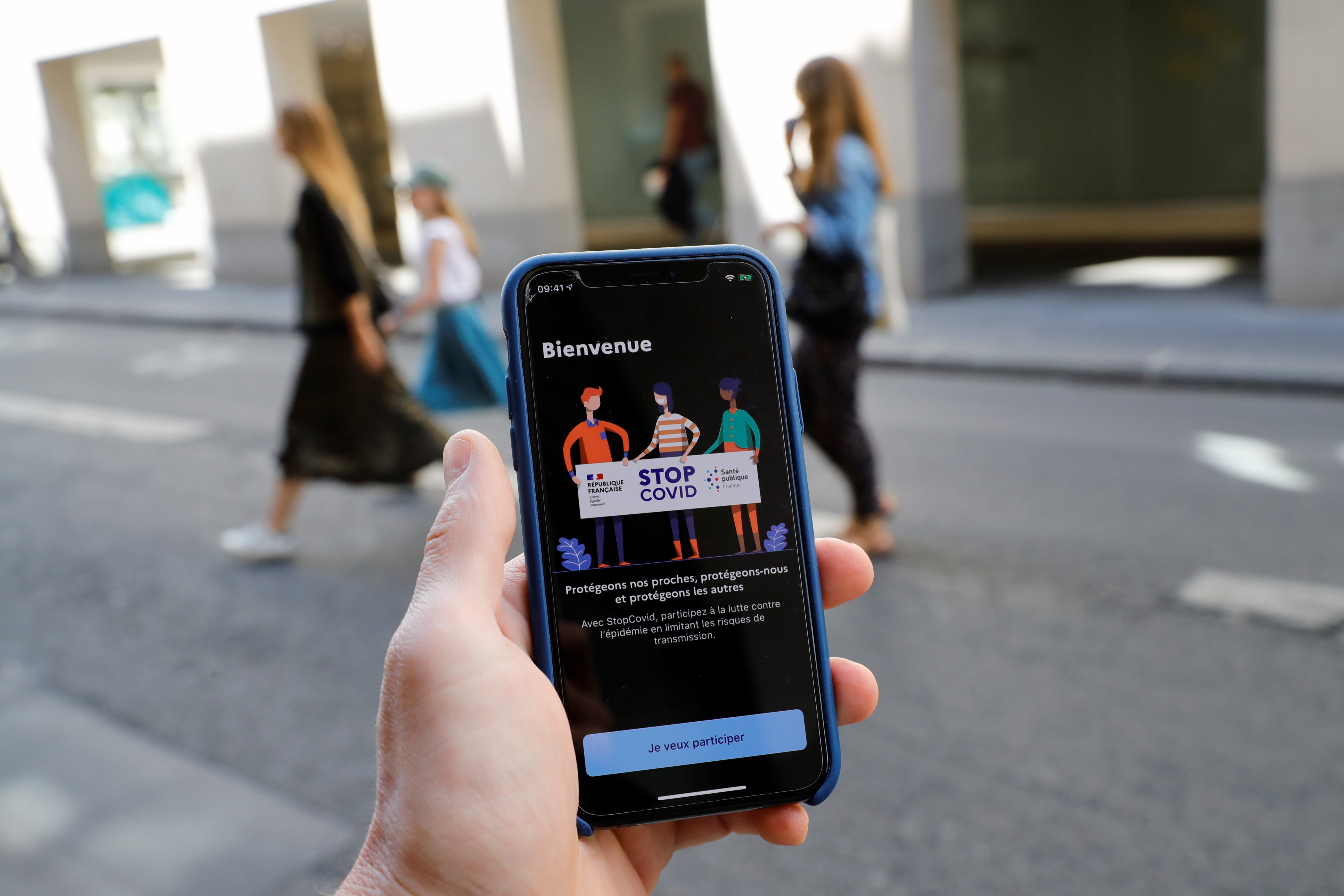 French contact-tracing app StopCovid passes first vote