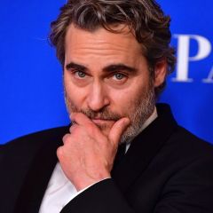 Joaquin Phoenix Snaps Back at Reporters After Being 'Tricked' Into Golden Globes Press Room